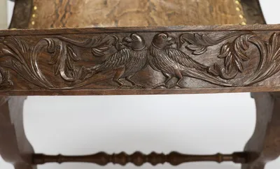 A pair of confronted birds among acanthus scrolls runs across the front rail, the turned stretcher crossing below.