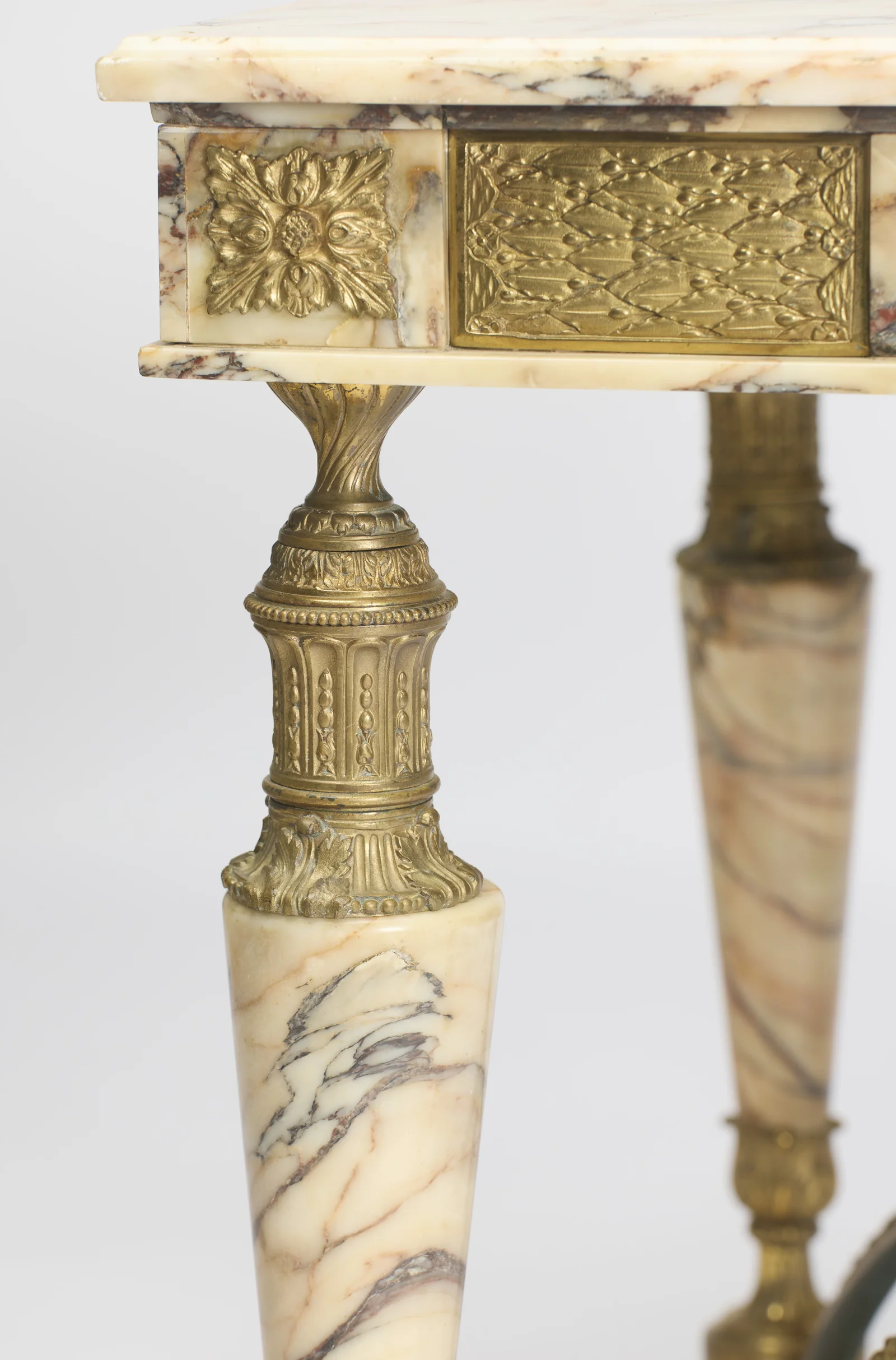 The gilt capital in full, a twisted cup over beaded and fluted drums closing in an acanthus ring on the marble.