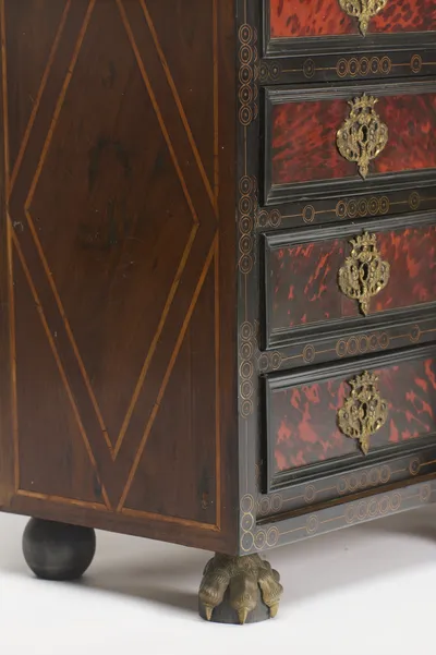 A large diamond of line inlay fills the side panel, which stands on a plain ball foot behind and a clawed paw foot at the front.