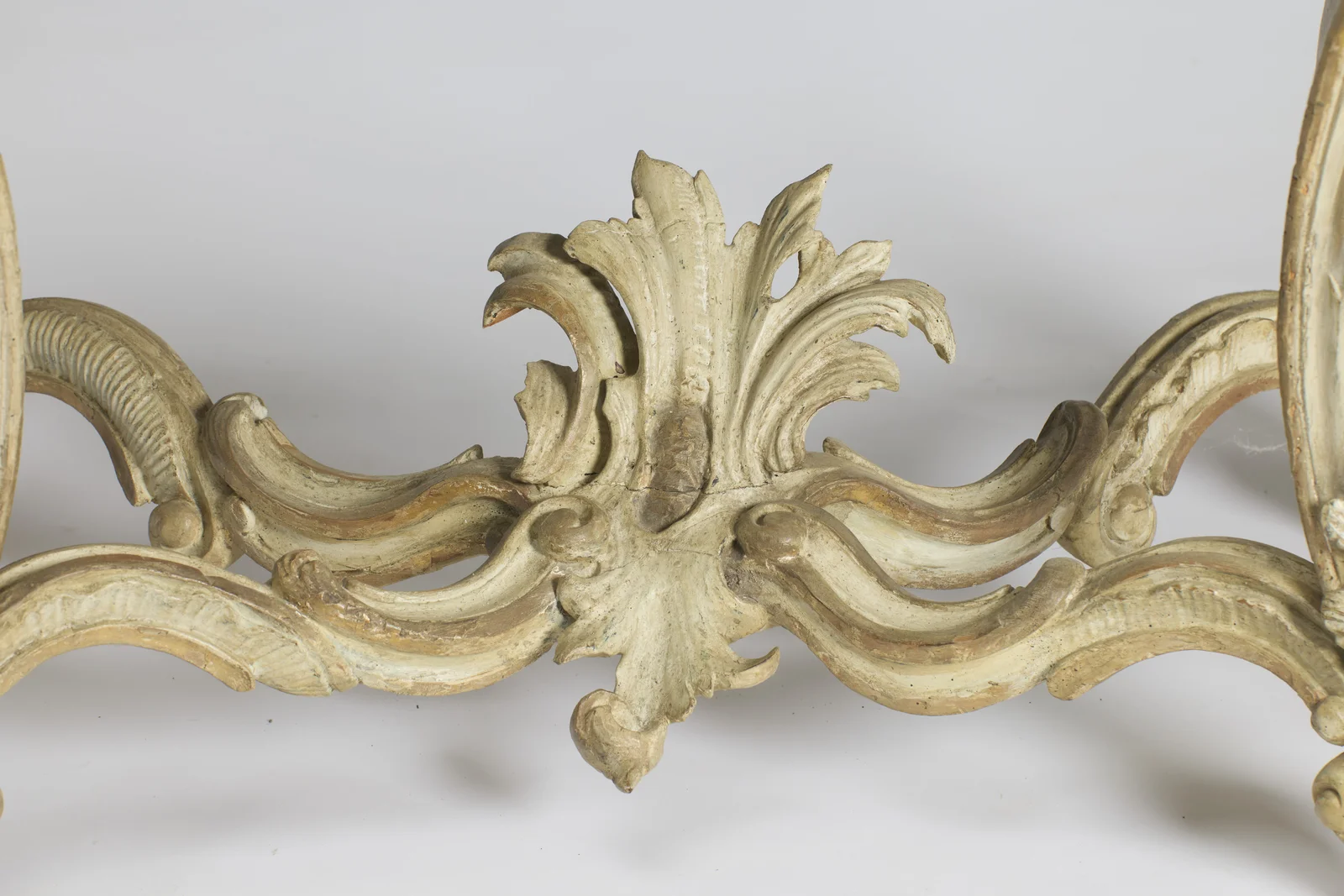The shaped cross stretcher seen from the front, centred on an upright plume of carved acanthus leaves.
