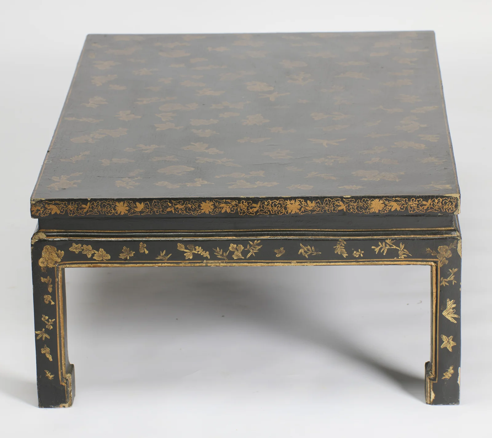 The short side, decorated to match the long sides, with a gilt-lined panel running down each leg to the foot.