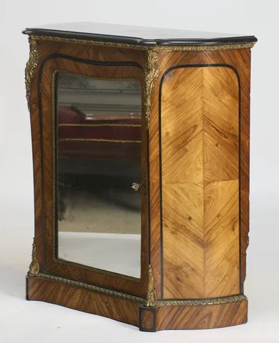 The pierced gilt key sits in the lock, and the shaped right end shows its quarter-matched veneer within an ebonised line border.