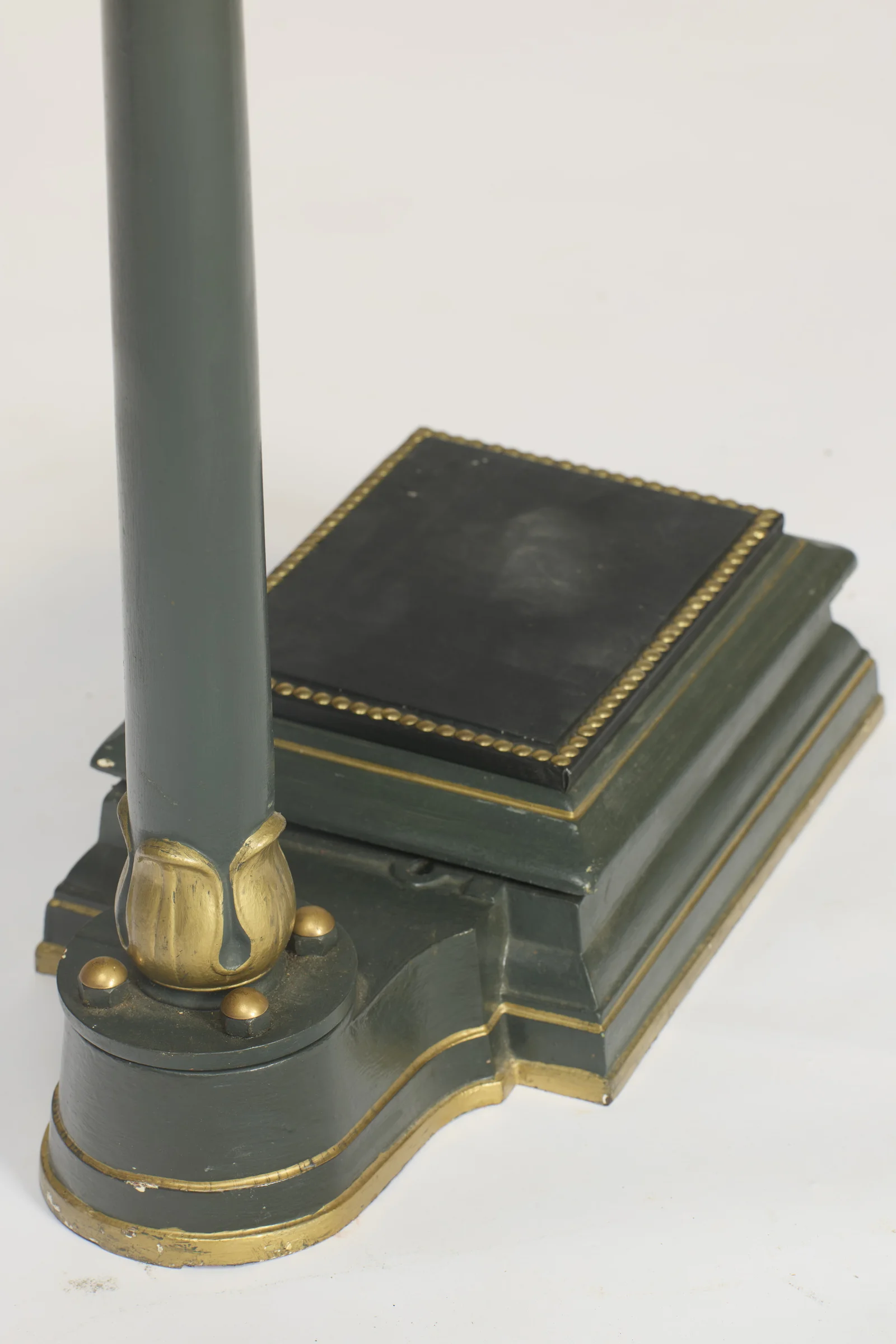 The gilt tulip-form collar at the base of the column, with domed gilt bolt heads on the circular mount and gilt lining to the shaped skirt.
