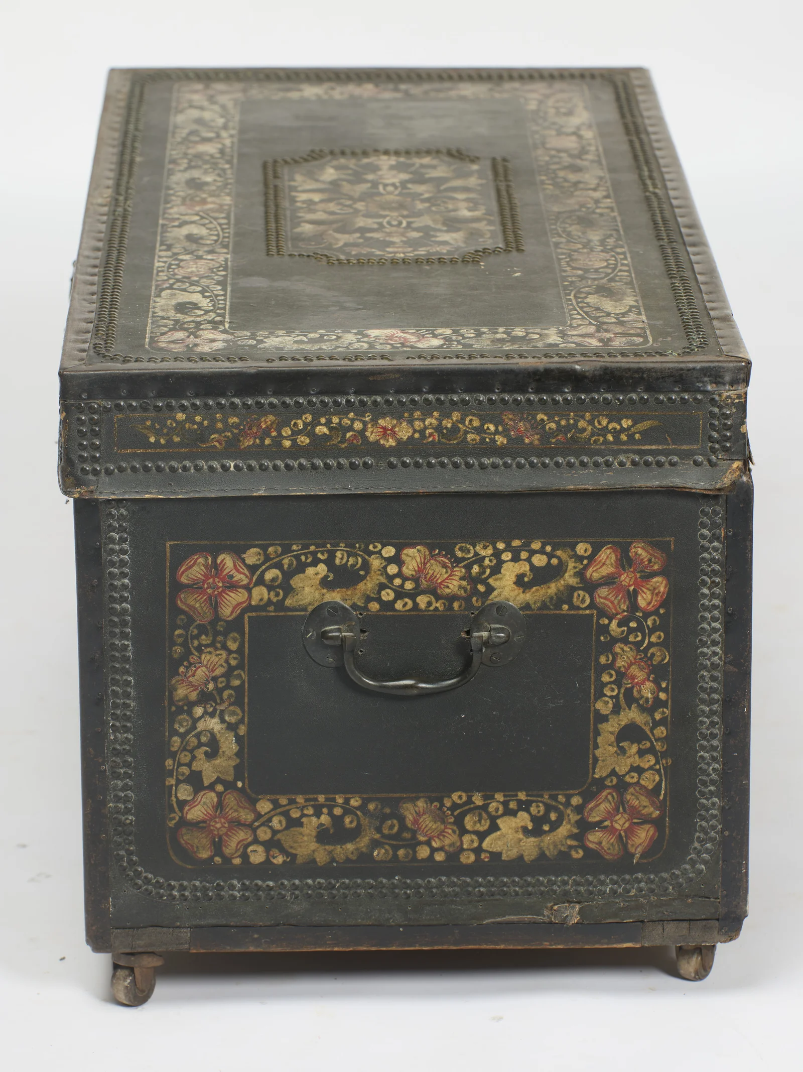 A swan-neck carrying handle on oval plates, centred in a stud-bordered panel within a painted band of flowers and gilt scrolls.