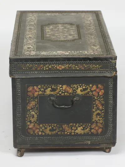 A swan-neck carrying handle on oval plates, centred in a stud-bordered panel within a painted band of flowers and gilt scrolls.