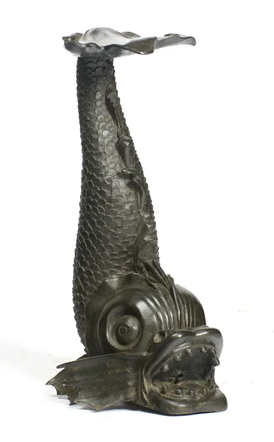 The upper face of the leaf shows radiating veins and a curled stem at its lip, above the open mouth and spread fins.
